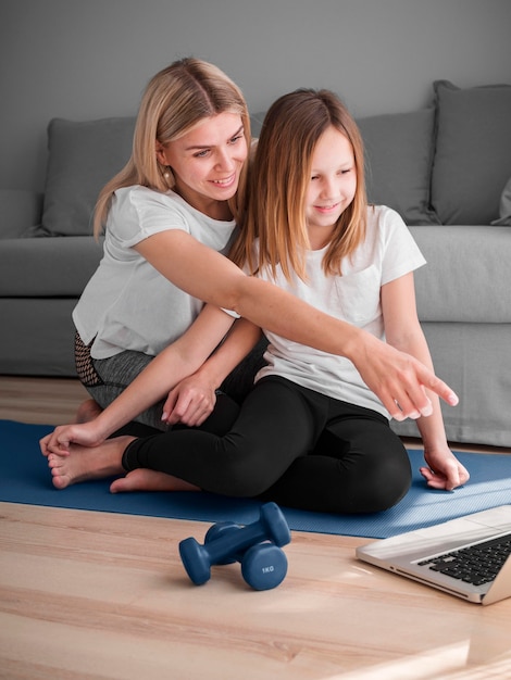 Entrenamiento de mamá y niña después de videos