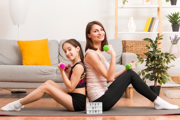 Foto gratuita entrenamiento de mamá y niña