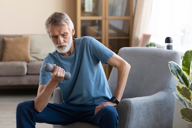 Foto gratuita entrenamiento masculino senior en casa