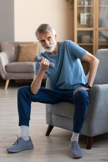 Foto gratuita entrenamiento masculino senior en casa