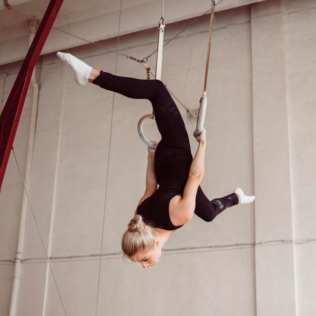 Entrenamiento de mujer atlética en anillos de gimnasia