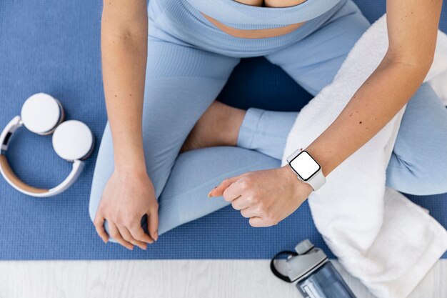 Entrenamiento de la mujer en casa de cerca