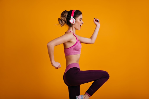 Entrenamiento de mujer deportiva segura en auriculares