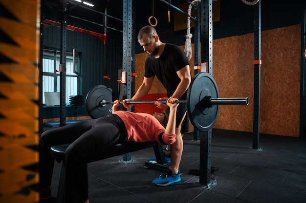 Entrenamiento de mujer discapacitada en el gimnasio del centro de rehabilitación