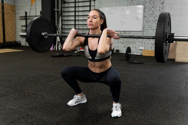 Entrenamiento de mujer en forma de tiro completo