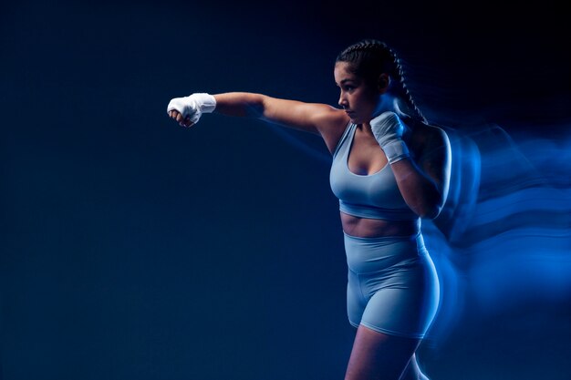 Entrenamiento de mujer en forma de tiro medio