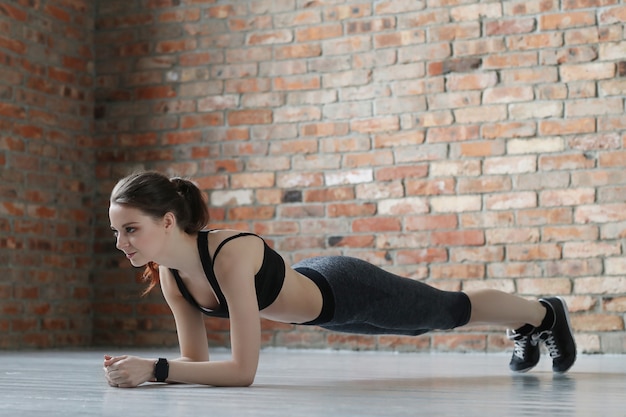 Foto gratuita entrenamiento de mujer joven