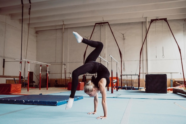 Entrenamiento de mujer para juegos olímpicos de gimnasia