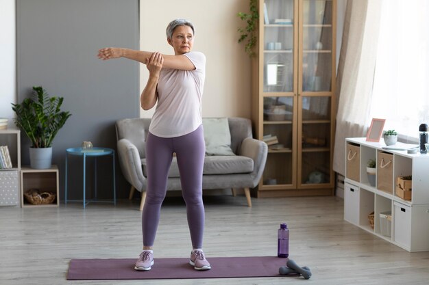 Entrenamiento de mujer mayor en casa