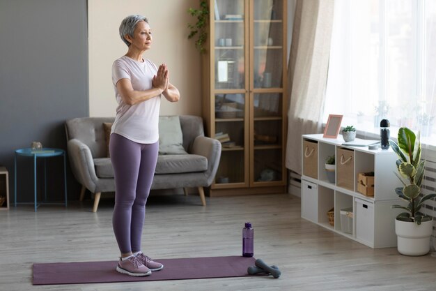 Entrenamiento de mujer mayor en casa