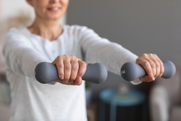 Entrenamiento de mujer mayor en casa