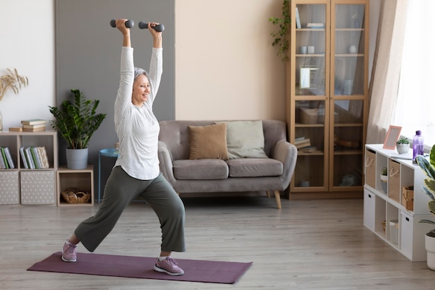 Foto gratuita entrenamiento de mujer mayor en casa