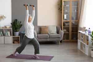 Foto gratuita entrenamiento de mujer mayor en casa