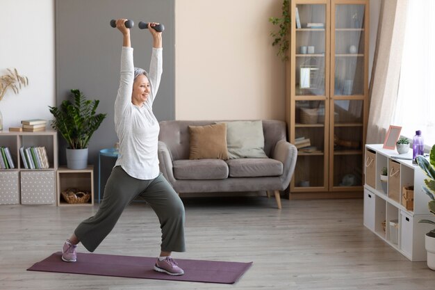 Entrenamiento de mujer mayor en casa