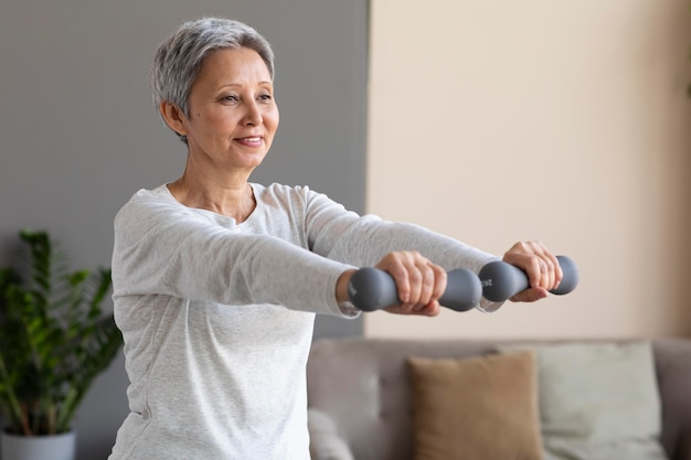 Foto gratuita entrenamiento de mujer mayor en casa