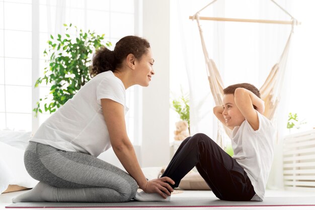 Entrenamiento de mujer y niño de tiro completo