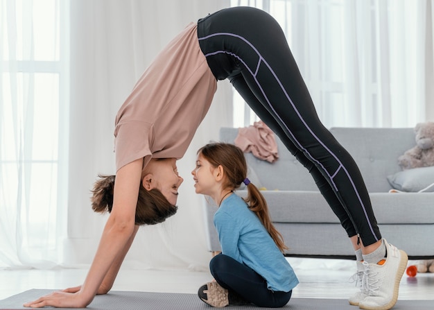 Foto gratuita entrenamiento de mujer y niño de tiro completo