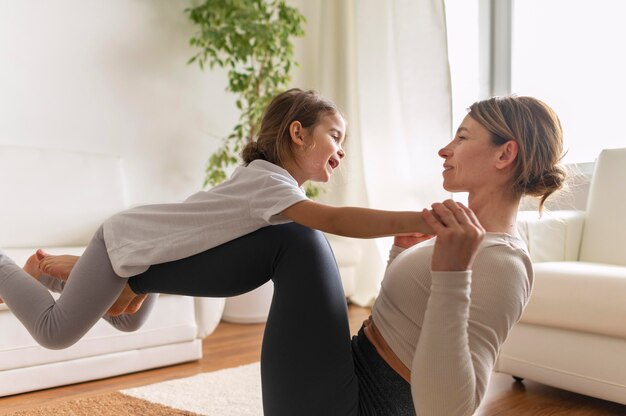 Entrenamiento de mujer y niño de tiro medio