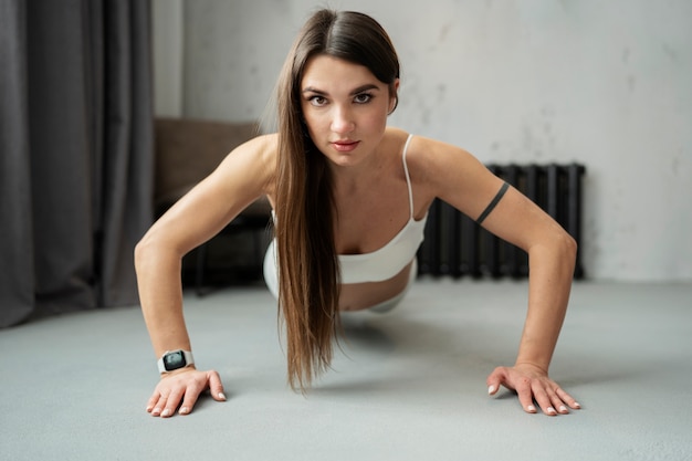 Entrenamiento de mujer sonriente de tiro completo