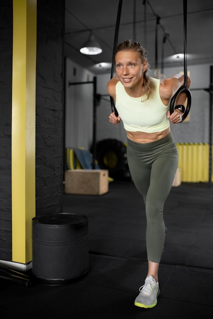 Foto gratuita entrenamiento de mujer de tiro completo