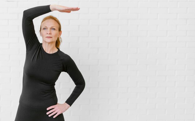 Entrenamiento de mujer de tiro medio con espacio de copia