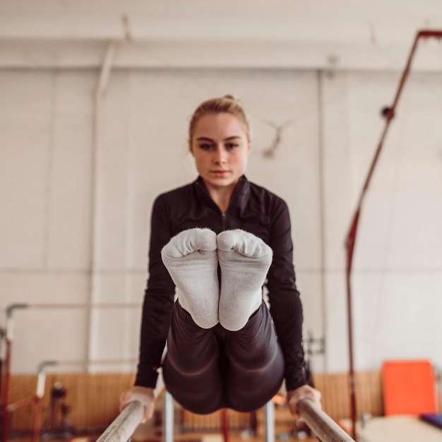 Entrenamiento de mujer de vista frontal para el campeonato de gimnasia