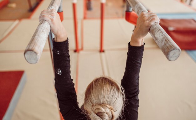 Entrenamiento de mujer vista trasera