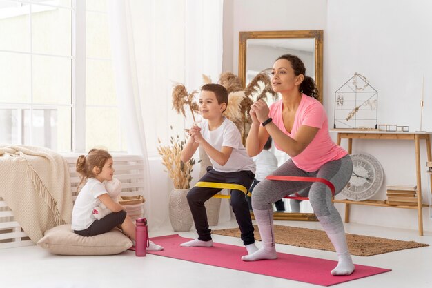 Entrenamiento para niños y adultos con banda de resistencia