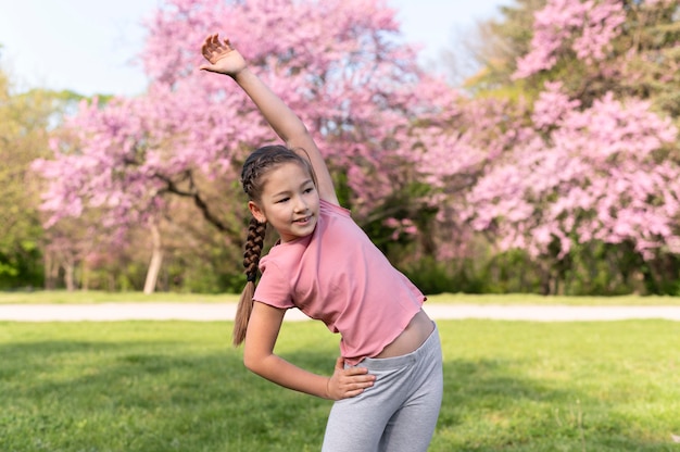 Foto gratuita entrenamiento de niños de tiro medio al aire libre