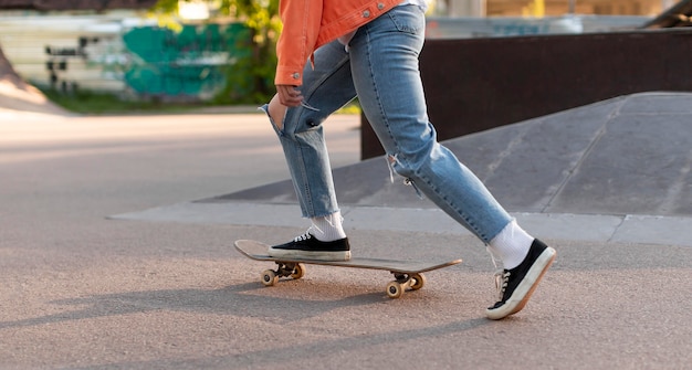 Entrenamiento de patinador de cerca en el parque