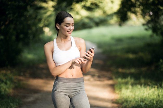 Entrenamiento de teléfono de madera bastante corriendo adulto