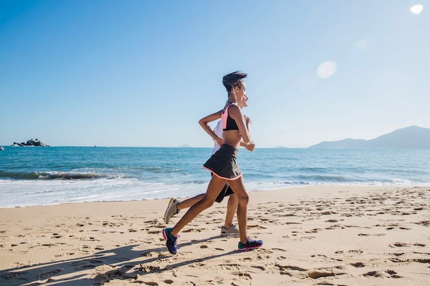 Foto gratuita entrenamiento de verano en la playa