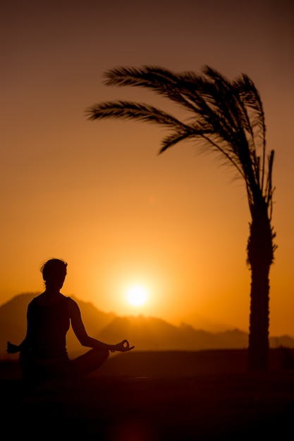 Entrenamiento de yoga en ubicación tropical