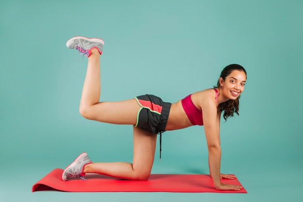 Foto gratuita entrenando piernas y sonriendo