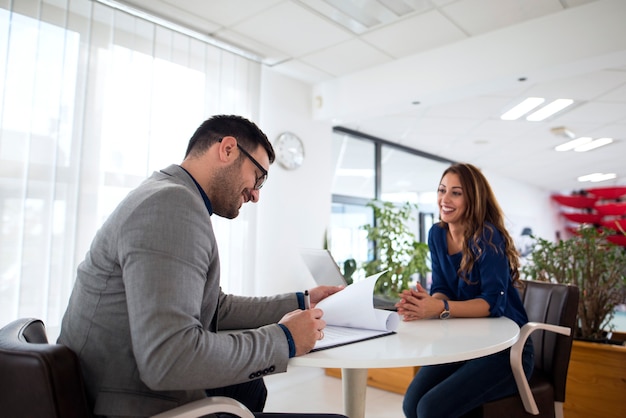 Entrevista de trabajo y selección de candidatos para el empleo.