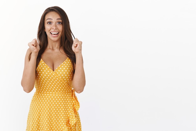 Entusiasta y alegre fanática de la chica que anima a la cantante con una mirada alegre y sonriente con admiración y alegría.