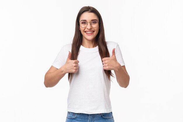 Entusiasta sonriente mujer caucásica de gafas