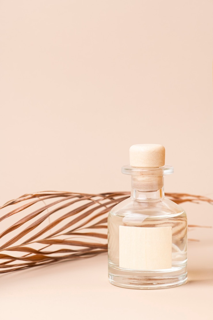 Foto gratuito envase de producto de belleza mínimo de botella de perfume de vidrio con espacio de diseño