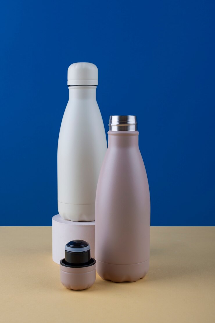 Foto gratuito envases de botellas de aluminio para líquidos.