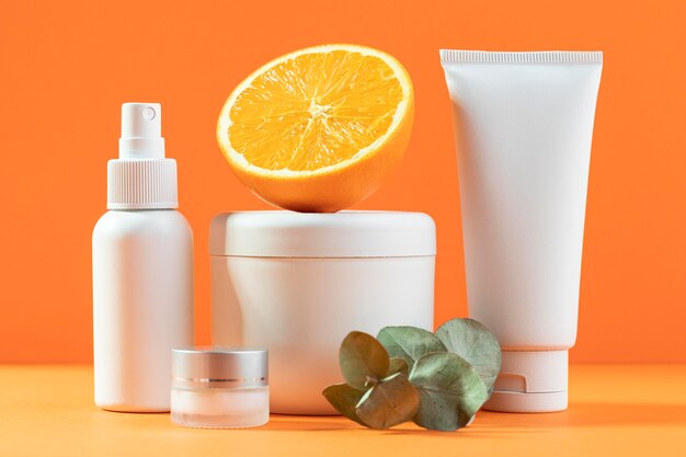 Envases cosméticos con media naranja.