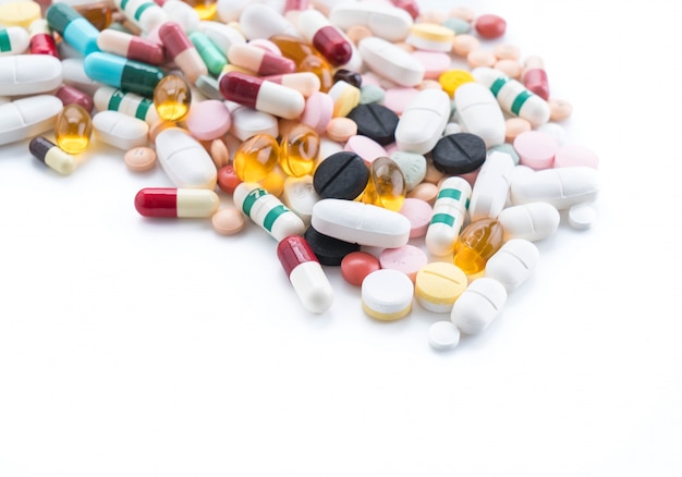 Foto gratuita envases de pastillas y cápsulas de medicamentos