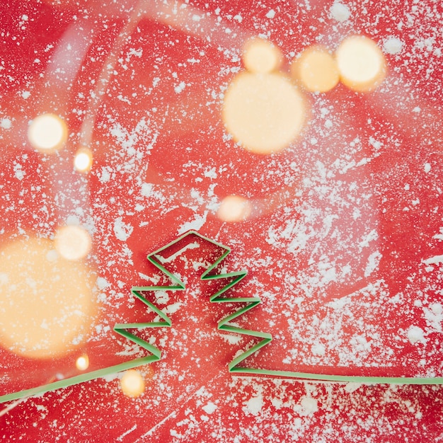 Envoltorio rojo de navidad con luces y nieve