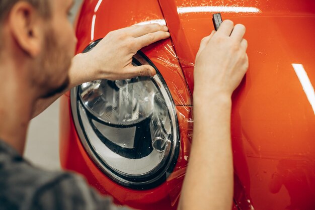 Envoltura de automóviles con papel de aluminio en el servicio de automóviles