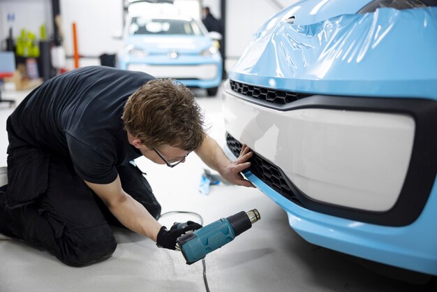 Envoltura de coche profesional con tapa azul full shot