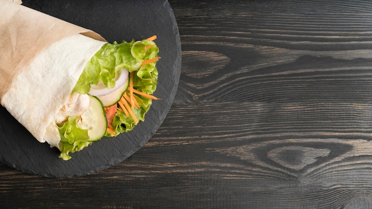 Foto gratuito envoltura de kebab con carne y verduras con espacio de copia