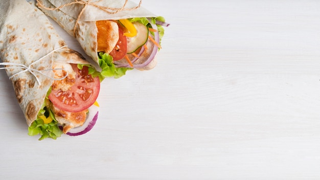 Envoltura de kebab con carne y verduras con espacio de copia