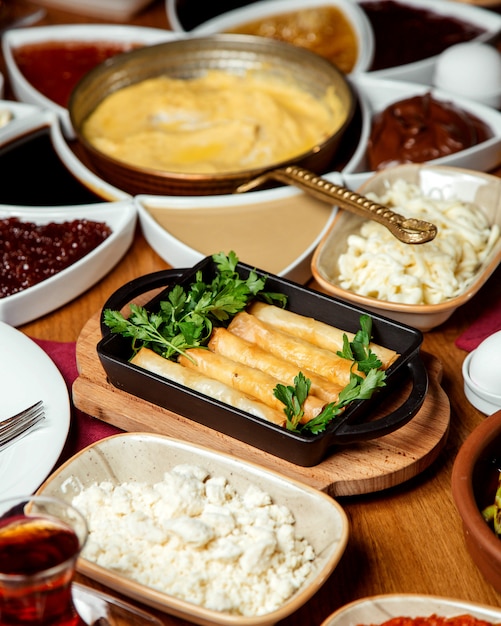 Envoltura de pan plano con queso y eneldo servido para la mesa del desayuno