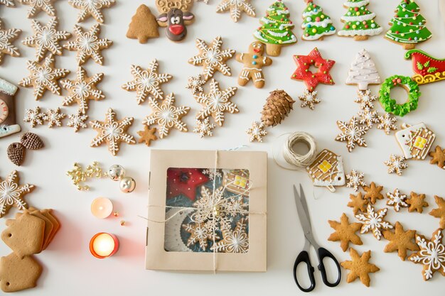 Envoltura de regalo creativo de las galletas de azúcar en un escritorio blanco