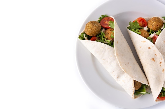 Envoltura de tortilla con falafel y verduras aislado sobre fondo blanco.