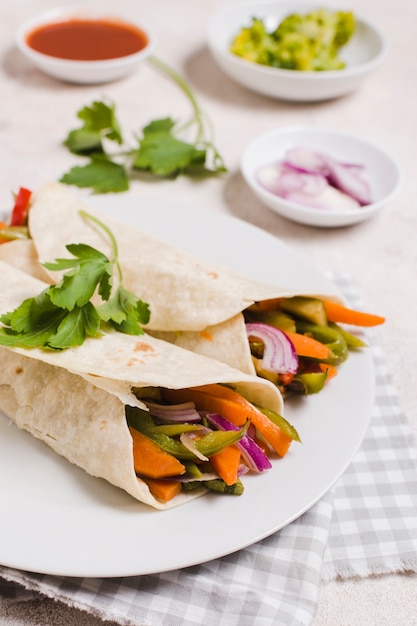 Foto gratuita envolturas de verduras en plato